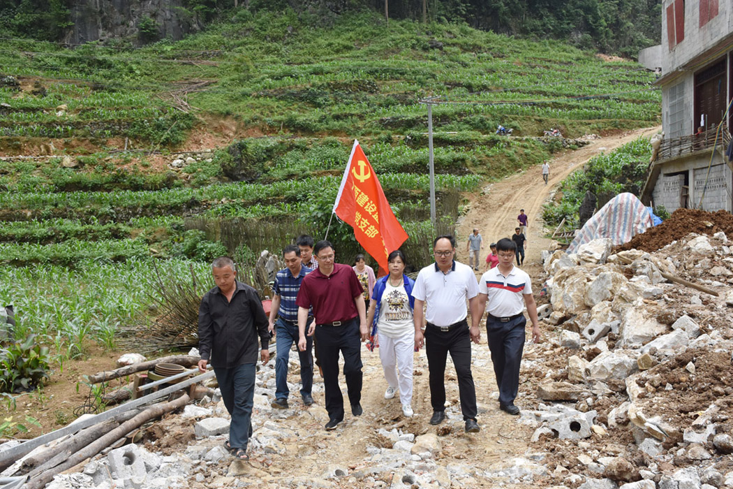 当天清晨,陈群毓会长,本会5名副会长,秘书长,监事及办公室人员一行共